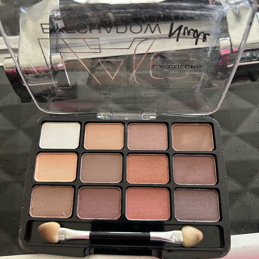 Makeup - Picture 2 of 6